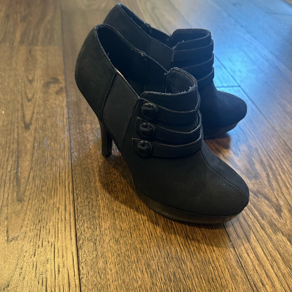Gorgeous black booties